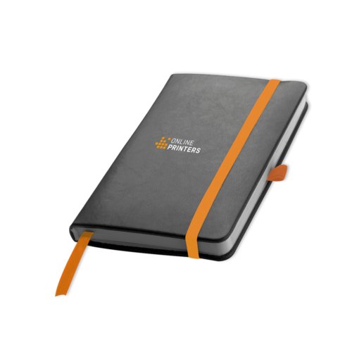 Quaderno arancione con elastico e segnalibro a nastro.