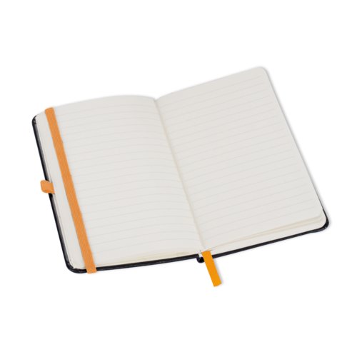 Quaderno arancione con chiusura elastica e segnalibro.