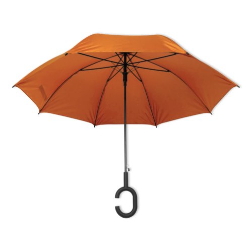 Ombrello arancione con manico speciale.