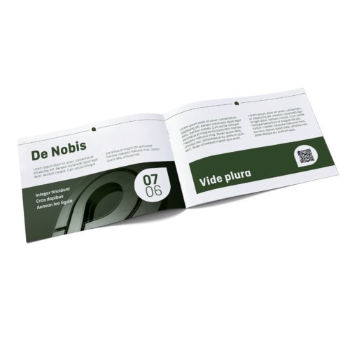 Brochure pinzata a cavallo in formato orizzontale.