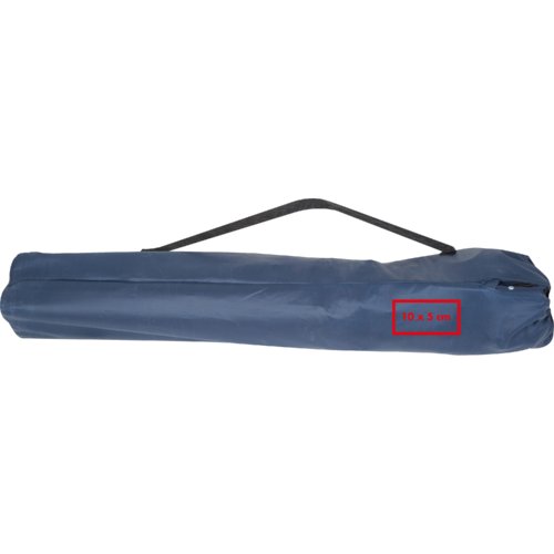 Sedia pieghevole blu con borsa per il trasporto.