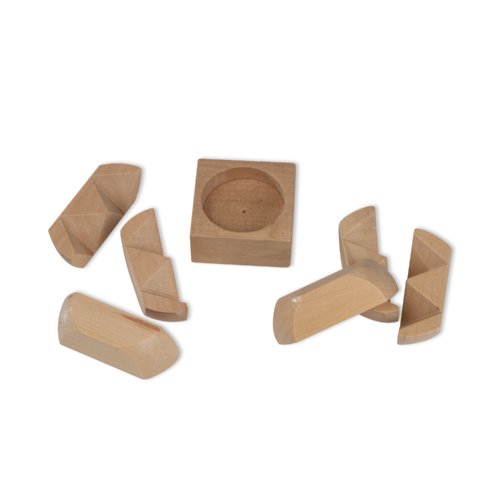 Gioco di pazienza in legno beige con pi pezzi.