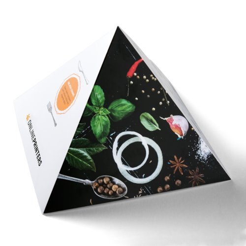 Piramide di carta a quattro lati.