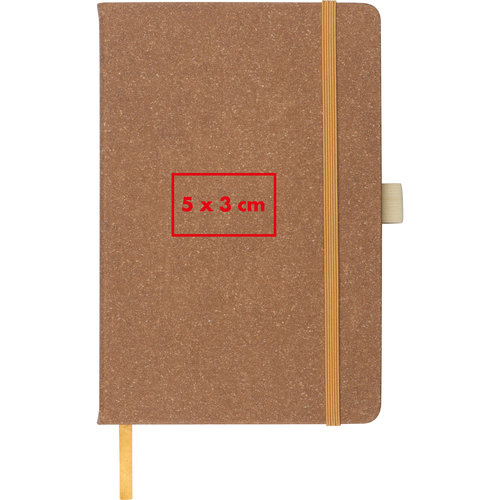 Quaderno marrone con chiusura a elastico e segnalibro.