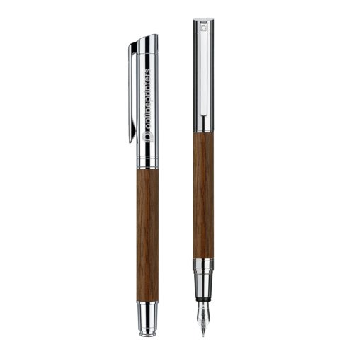 Penna stilografica argentata in legno con clip.