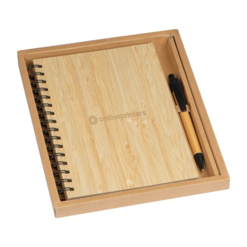 Set regalo in legno chiaro con quaderno e penna in una scatola.