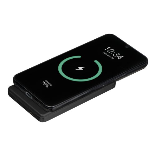 Power bank nera con capacit di ricarica di 5.000 mAh.