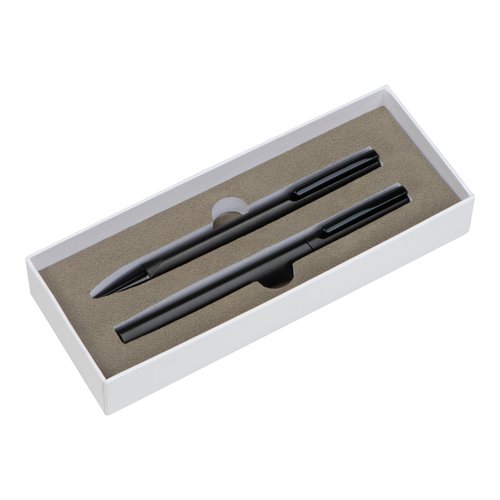 Set da scrittura nero con penna a sfera e penna stilografica.