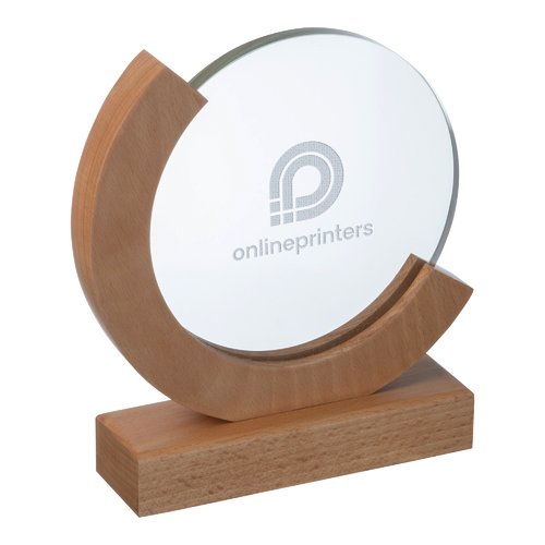 Trofeo in legno con elemento in vetro rotondo.