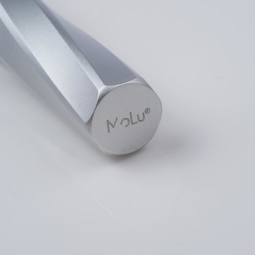 Penna roller in ottone con cartuccia d'inchiostro e cappuccio.