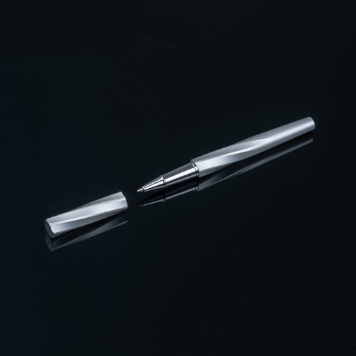 Penna roller color ottone con cappuccio.