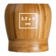 Mortaio in legno chiaro con forma arrotondata.