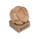 Rompicapo in legno chiaro con base.