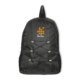 Zaino nero con chiusura a coulisse e tasche laterali.