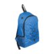Zaino blu con spallacci regolabili e cordini elastici.