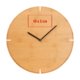 Orologio da parete in legno chiaro con lancette nere.