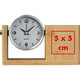 Portapenne color legno con orologio analogico.