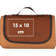 Coperta da picnic marrone in pile con maniglia.
