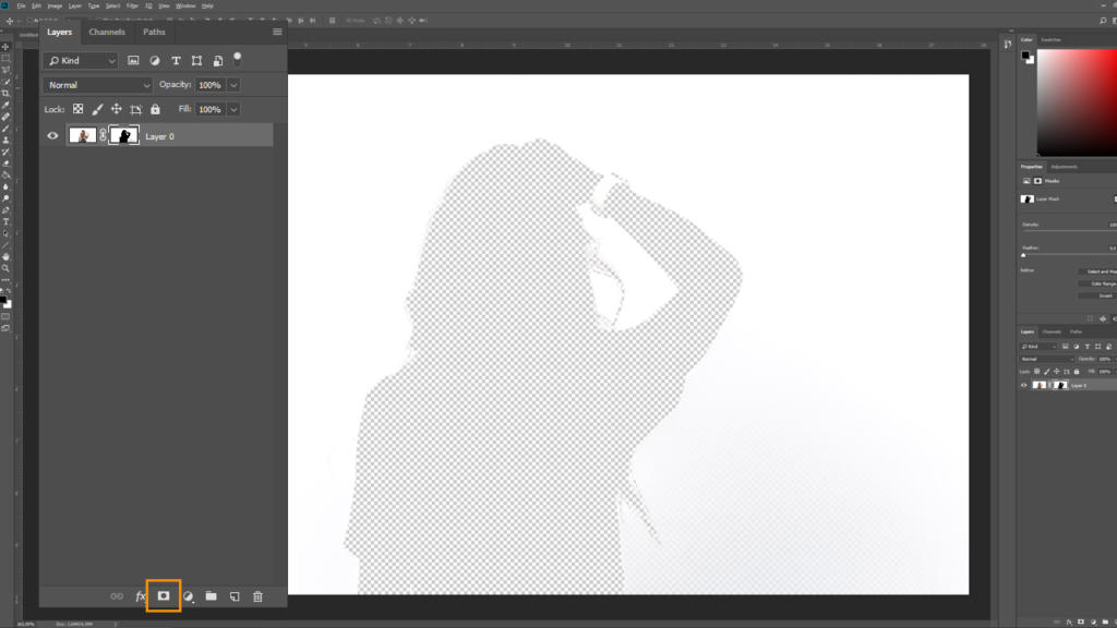 Uno screenshot mostra un programma di modifica delle immagini, evidenziando la silhouette di una persona con i capelli lunghi e una mano sulla testa. Lo sfondo è trasparente e il pannello dei livelli è visibile sulla sinistra. Perfetto per mostrare tecniche per scontornare i capelli in Photoshop.