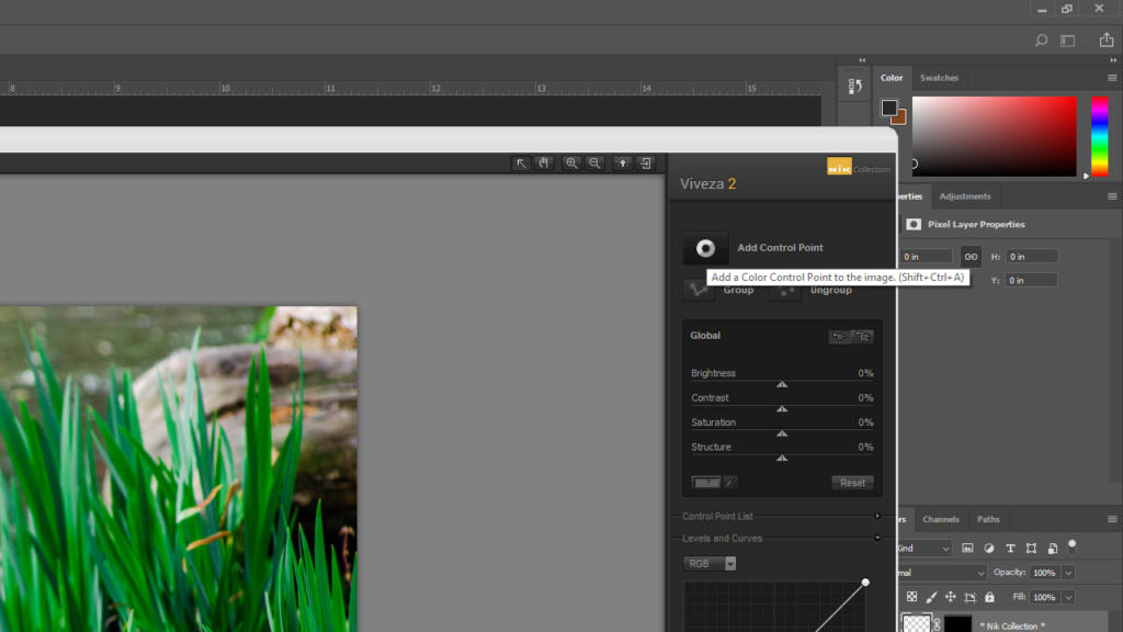 Screenshot di un'interfaccia software di fotoritocco con opzioni di regolazione dalla Google Nik Collection. Il lato sinistro mostra una foto parzialmente visibile di erba verde, mentre il pannello destro presenta controlli per luminosità, contrasto, saturazione e altro in Viveza 2.