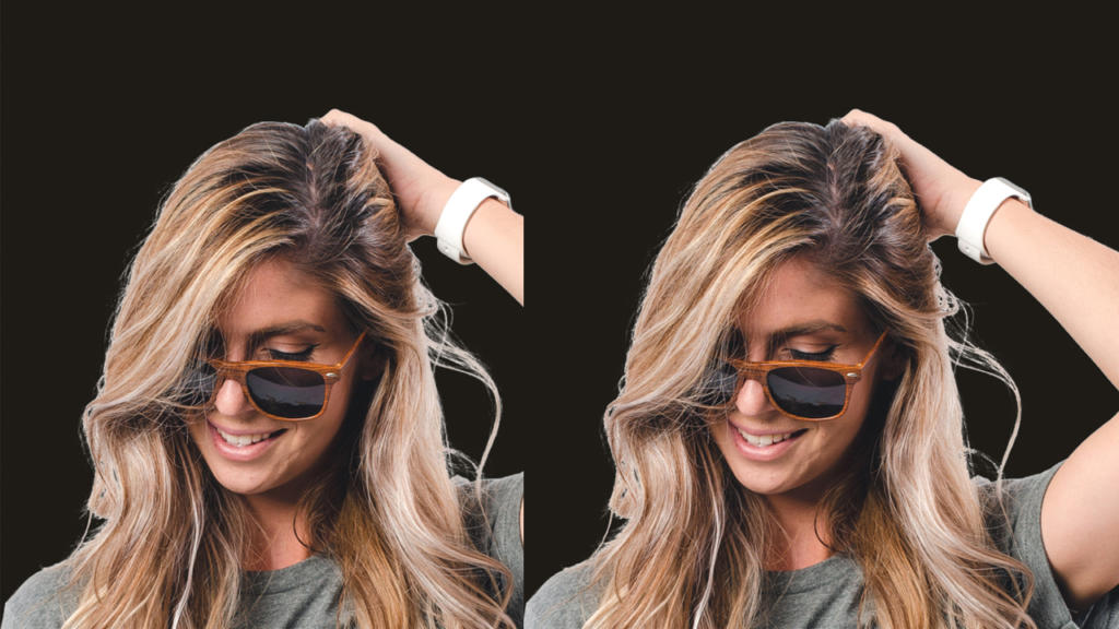Due immagini identiche affiancate mostrano una persona con lunghi capelli biondi ondulati. Indossa occhiali da sole e una maglietta grigia, sorride mentre si tocca la testa. Lo sfondo è nero pieno, evidenziando la perfetta tecnica scontornare capelli utilizzata in Photoshop per un look senza soluzione di continuità.
