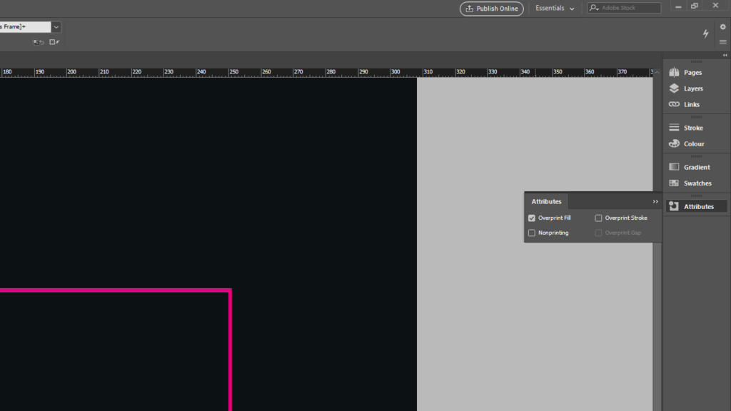 Screenshot dell'interfaccia di un software di progettazione grafica. Il lato sinistro rivela una tela nera parzialmente visibile con un contorno magenta e accenni di vernice in rilievo. Il lato destro include un pannello con opzioni come Attributi per la gestione delle sovrapposizioni, mentre il menu in alto presenta funzioni come Pubblica online.