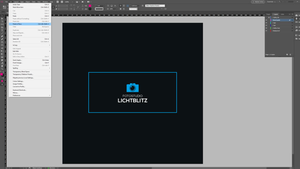 Screenshot di un editor grafico desktop con una tela nera raffigurante un rettangolo contornato in blu. All'interno, un'icona blu della macchina fotografica e il testo FOTOSTUDIO LICHTBLITZ appaiono in bianco, simili a vernice in rilievo. I menu e le barre degli strumenti sono disposti ordinatamente attorno alla tela.