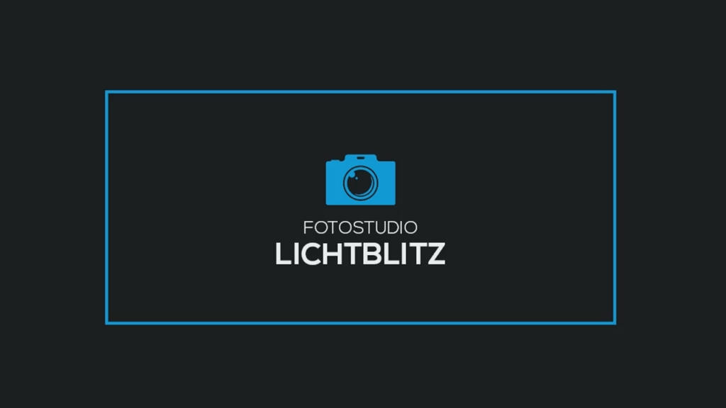 Uno sfondo nero presenta un'icona di macchina fotografica blu sopra il testo FOTOSTUDIO LICHTBLITZ in bianco, impreziosito da vernice in rilievo. Linee blu incorniciano elegantemente il design.