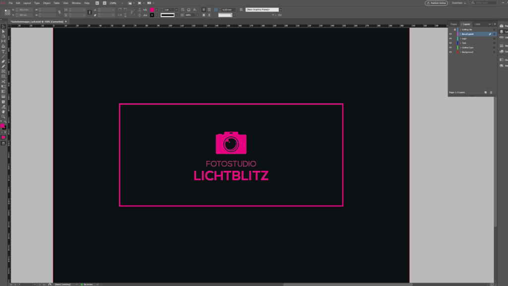 Uno screenshot di un'area di lavoro di Adobe InDesign scarsamente illuminata mostra un logo in fase di progettazione, con un'icona rosa della macchina fotografica e il testo FOTOSTUDIO LICHTBLITZ. L'interfaccia mostra vari strumenti e pannelli di progettazione, evidenziando l'opzione Vernice in rilievo per migliorare l'aspetto visivo.