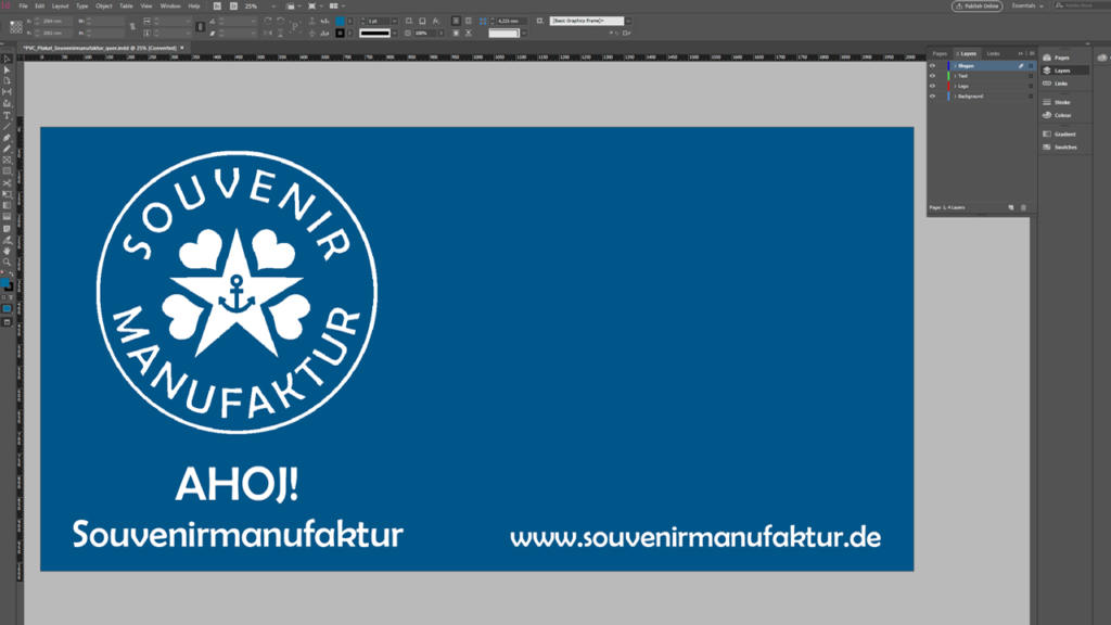 Grafica blu con un logo circolare raffigurante un cuore e un fiore, accanto al testo Souvenir Manufaktur. Sotto, si legge AHOI! e www.souvenirmanufaktur.de in bianco, simili ai design dei banner pubblicitari. L'immagine si trova all'interno di un'interfaccia di modifica software.