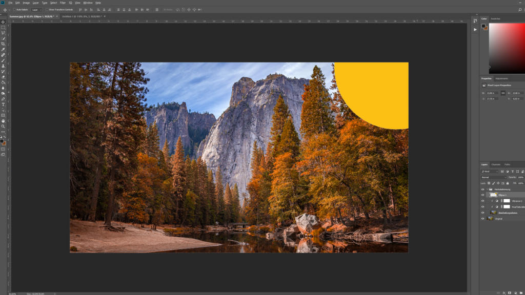 Un'interfaccia software di editing di immagini digitali mostra una foto di un paesaggio panoramico con un fiume riflettente, circondato da alberi autunnali e montagne rocciose sotto un cielo azzurro. Un cerchio giallo parziale sovrappone l'angolo in alto a destra, dimostrando azioni in Photoshop.