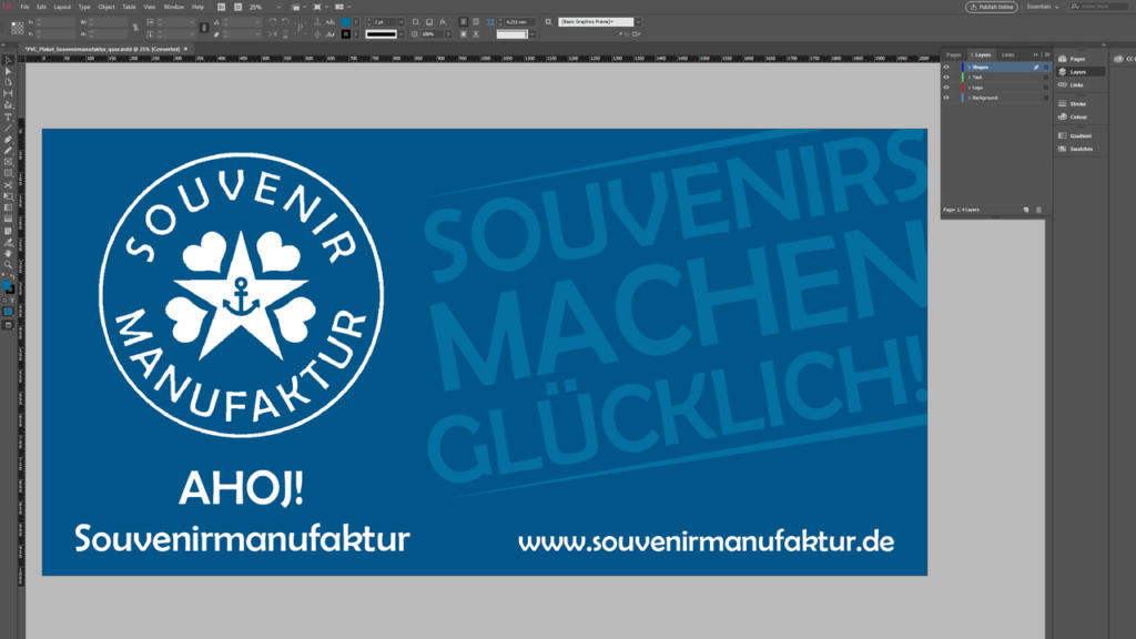 Banner pubblicitario blu con logo circolare con un disegno a forma di fiore e il testo Souvenir Manufaktur. Le parole Ahoi! e Souvenirmachenglüclich! compaiono accanto al sito web www.souvenirmanufaktur.de in testo bianco.
