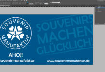 Banner pubblicitario blu con logo circolare con un disegno a forma di fiore e il testo Souvenir Manufaktur. Le parole Ahoi! e Souvenirmachenglüclich! compaiono accanto al sito web www.souvenirmanufaktur.de in testo bianco.