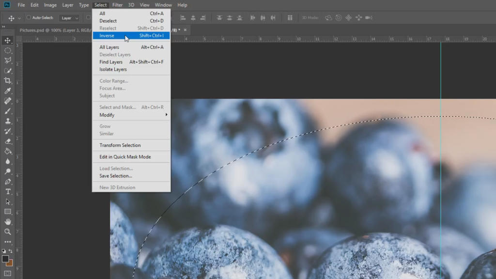 Uno screenshot di un software di fotoritocco con un primo piano di mirtilli. Lo strumento di selezione è in azione sull'immagine, mentre un menu rivela opzioni come "Inverse" e "Select All". Una sottile vignettatura in Photoshop migliora la messa a fuoco visiva sulle bacche.