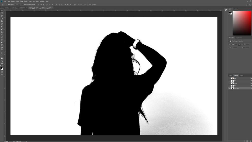 Silhouette di una persona con capelli lunghi che tiene la testa, su uno sfondo bianco intenso. Mostrato in un software di fotoritocco come Photoshop, con barre degli strumenti e slider visibili a destra, perfetto per scontornare capelli con precisione.