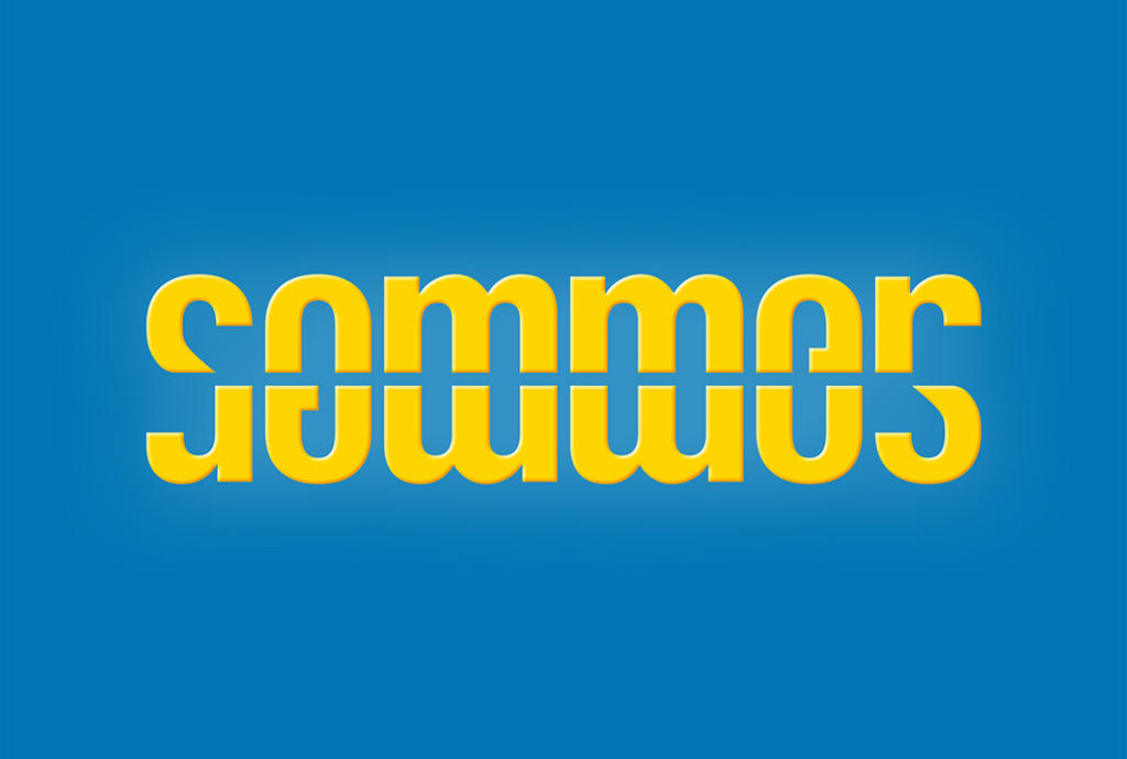 L'immagine presenta la parola "estate" in grassetto giallo su sfondo blu, con un effetto ambigramma poiché è specchiata capovolta sotto di sé. Questo design giocoso e simmetrico aggiunge un tocco unico al visual.