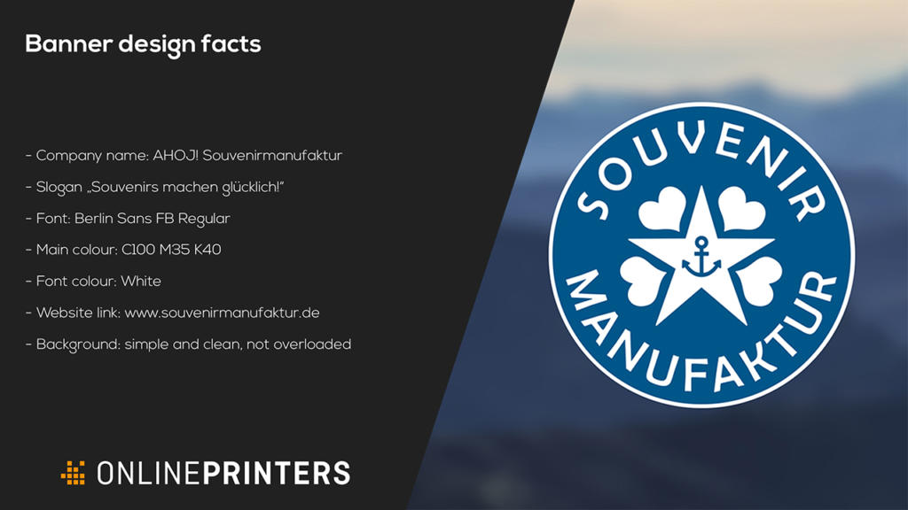 Banner pubblicitario promozionale che mostra AHOI Souvenirmanufaktur, con un logo blu con un'ancora bianca e cuori. Il testo specifica font, colori e link al sito web accanto all'emblema di Souvenir Manufaktur. Lo sfondo rimane semplice e ordinato.