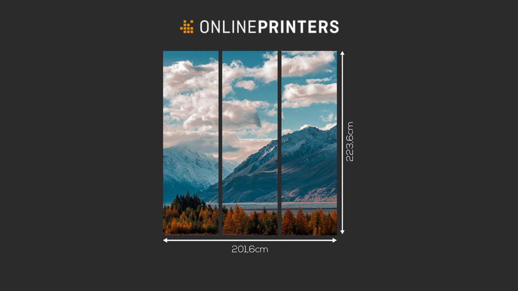 L'arte su tela a trittico di OnlinePrinters, che ricorda una maestosa Pop-up-Tower, mostra un paesaggio montano panoramico con cime innevate, un cielo azzurro terso e alberi autunnali alla base. Le dimensioni sono 201,6 cm di larghezza per 223,6 cm di altezza.