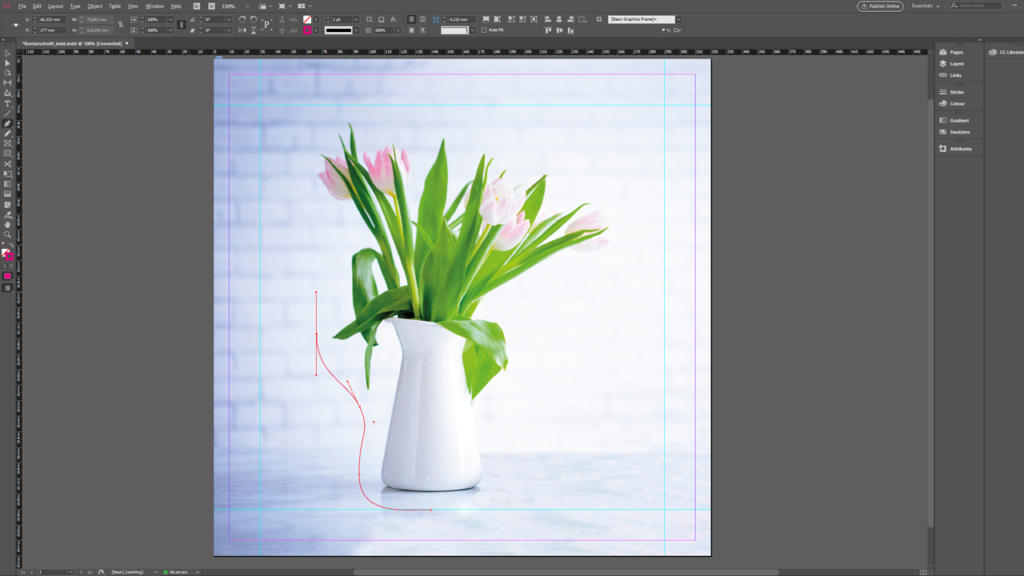 Uno schermo di computer mostra un'interfaccia software di progettazione con un'immagine di tulipani rosa e bianchi in un vaso bianco. Lo sfondo presenta un muro di mattoni chiaro e sfocato. Varie barre degli strumenti e opzioni, tra cui gli strumenti di taglio del contorno, sono visibili sullo schermo.