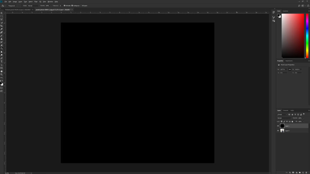 Screenshot dell'interfaccia di Adobe Photoshop con una tela nera vuota al centro. La barra degli strumenti è sulla sinistra, mentre un selettore colore accentua il lato destro. Le opzioni dei livelli occupano l'angolo in basso a destra e la barra dei menu in alto è visibile, perfetta per creare un capolavoro effetto riflesso lente.