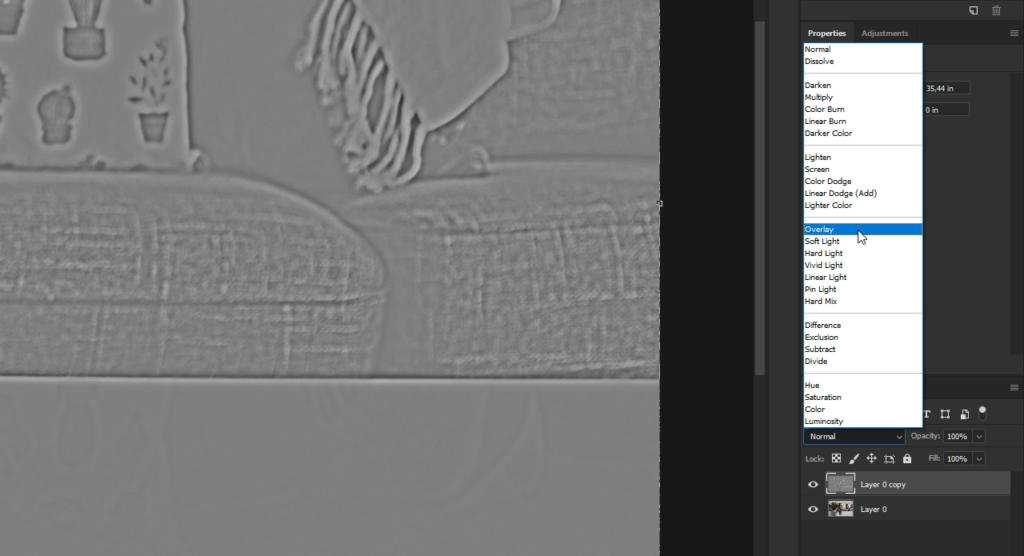 Uno screenshot del computer che mostra un software di editing delle immagini con l'interfaccia che evidenzia varie modalità di fusione come Overlay, Soft Light e Hard Light. Lo sfondo presenta un divano parzialmente visibile decorato con motivi testurizzati e cuscini decorativi, perfetto per sperimentare l'opzione "filtro passa alto".