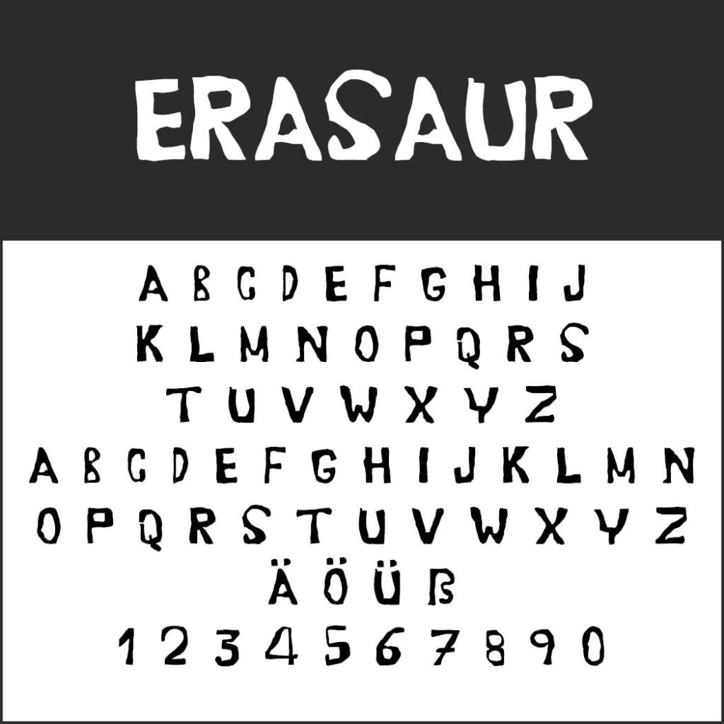 Immagine in bianco e nero che mostra il font Erasaur, perfetto per le locandine. Presenta lettere maiuscole dalla A alla Z due volte, con variazioni di stile, caratteri dieresi Ä e Ü e numeri da 0 a 9. I caratteri leggermente irregolari gli conferiscono un aspetto disegnato a mano.