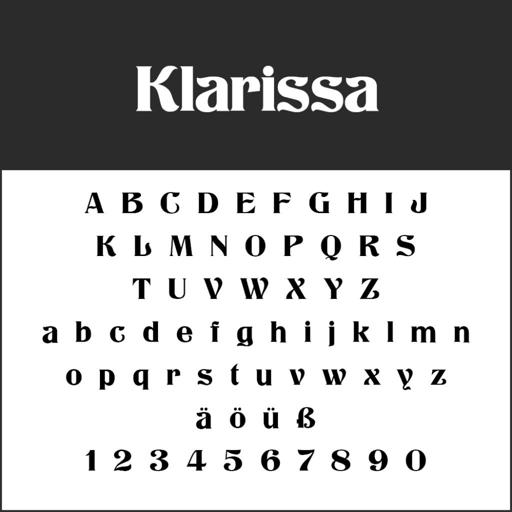 Un'immagine in bianco e nero che mostra il font Klarissa, ideale per eleganti font di menu. Mostra alfabeti maiuscoli e minuscoli, caratteri speciali ä, ö, ü, ß e numeri da 0 a 9. Lo sfondo è artisticamente diviso con il nero in alto e il bianco in basso.