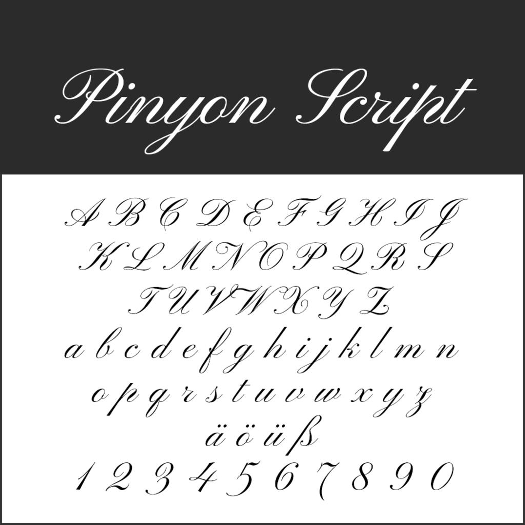 Immagine che mostra il font Pinyon Script, ideale per font di menu eleganti, con lettere corsive. Il pannello superiore nero mostra il nome del font, mentre la sezione inferiore bianca rivela lettere maiuscole e minuscole, caratteri speciali e numeri da 1 a 9.
