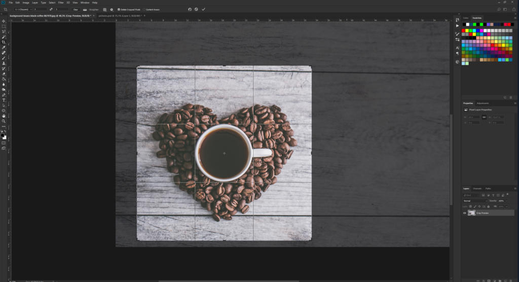 Un'interfaccia di un software di fotoritocco illustra come ritagliare un'immagine in Photoshop, raffigurando una tazza da caffè piena di caffè nero, incastonata al centro di un contorno fatto di chicchi su una superficie quadrata di legno, su uno sfondo di legno scuro.