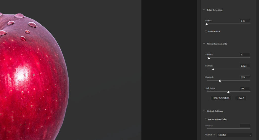Primo piano di una mela rossa con gocce d'acqua su uno sfondo scuro, accompagnato da un pannello verticale che mostra le opzioni di modifica delle immagini digitali, tra cui Edge Detection e Output Settings. L'interfaccia nera è perfetta per imparare come attenuare i bordi con Photoshop.