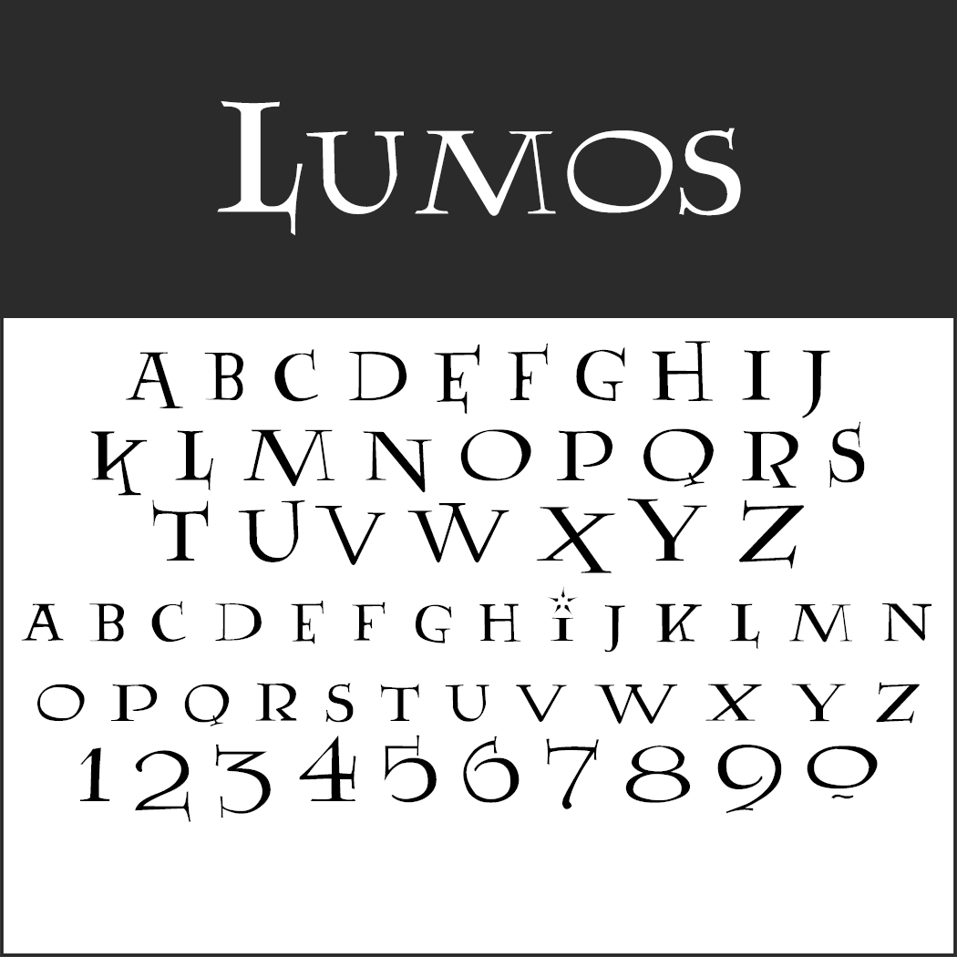 Un'immagine in bianco e nero mostra l'iconico font Lumos, che ricorda un classico font di Harry Potter. La parola "Lumos" è disegnata in alto, mentre seguono eleganti file di alfabeti maiuscoli e minuscoli, che terminano con i numeri da 0 a 9, il tutto evidenziando questo carattere distintivo.