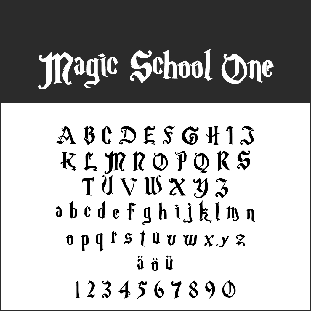 Un'intestazione di testo stilizzato con la scritta Magic School One orna uno sfondo bianco, mostrando un alfabeto in stile gotico che ricorda un font di Harry Potter. Lettere maiuscole e minuscole (A-Z, a-z), caratteri speciali (ö, ü) e numeri (0-9) sono elegantemente visualizzati.
