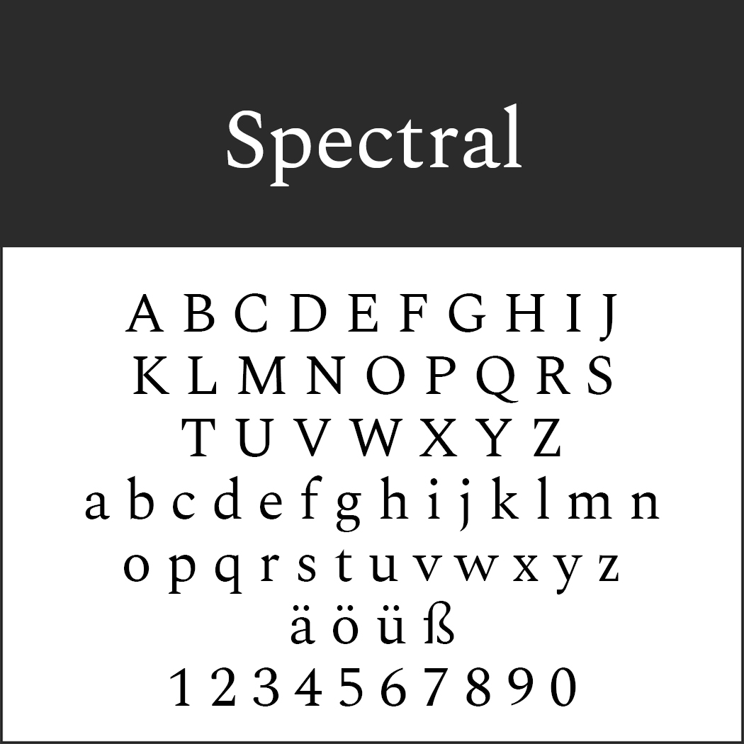 Un esempio del font Spectral in Serifenschriften: lettere maiuscole A-Z, lettere minuscole a-z, più ä, ö, ü, ß e numeri da 0 a 9. Entrambe le lettere appaiono in stile romano su uno sfondo bianco con un'intestazione nera.