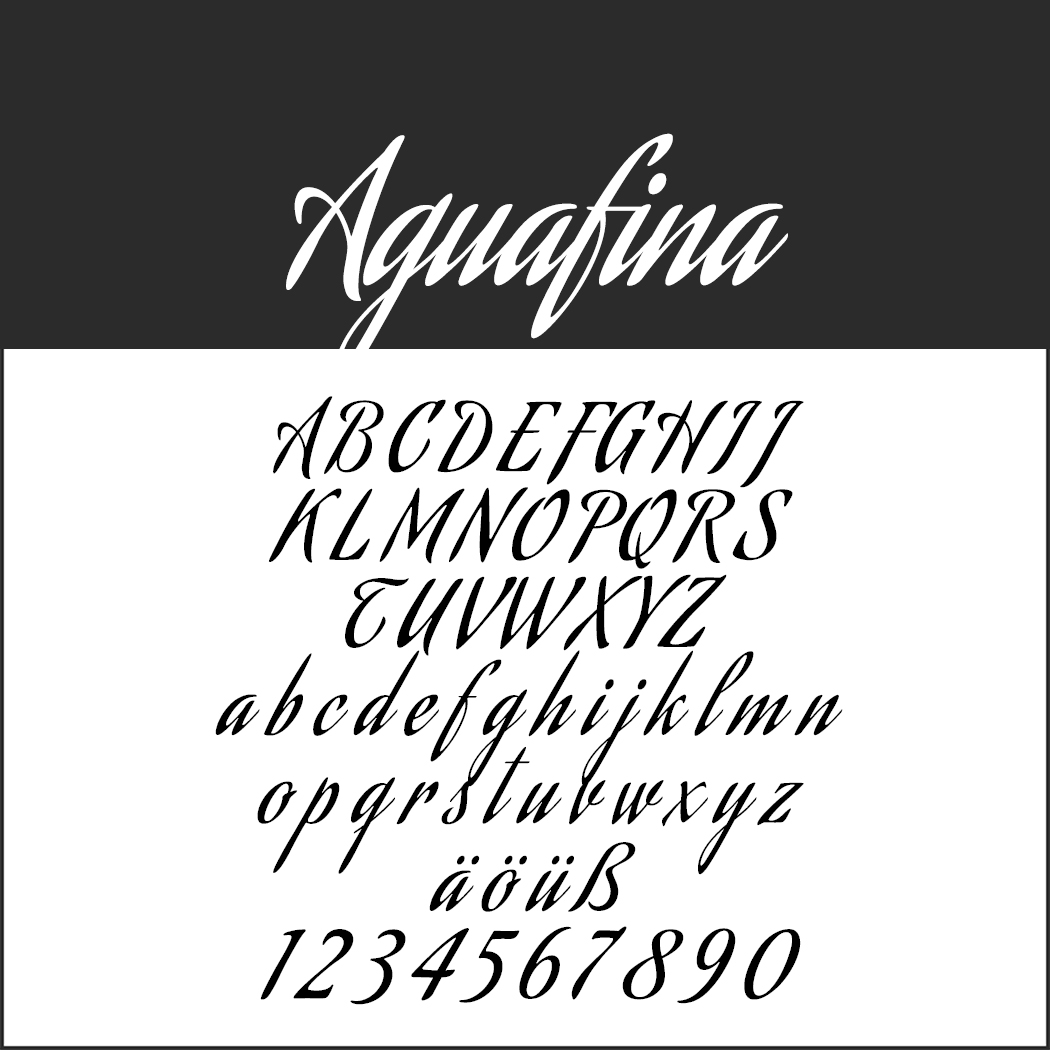 Immagine in bianco e nero che mostra il font Aquafina in uno stile di scrittura calligrafica. Mostra lettere maiuscole e minuscole, caratteri speciali (ä, ö, ü, ß) e numeri da 0 a 9, tutti in un'elegante scrittura decorativa.